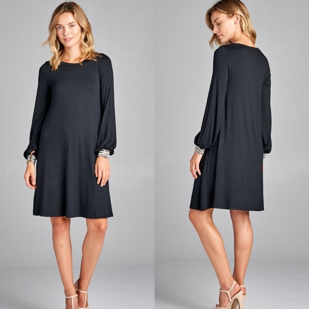 Elegant black dress with bracelet sleeves